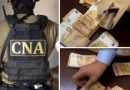 VIDEO// Ofițerii CNA confiscă 36.000 de euro în cazul de finanțare ilegală a unei formațiuni politice