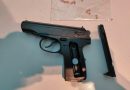 Pistol pneumatic camuflat în valiza unui tânăr de 17 ani, depistat la Aeroportul Internațional Chișinău