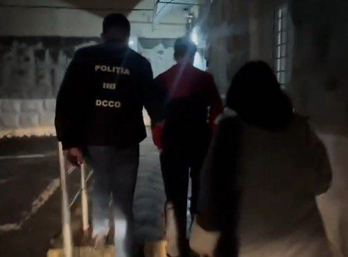 Schemă cu droguri ascunse în electrocasnice. O tânără și un adolescent, prinși în flagrant când primeau coletul