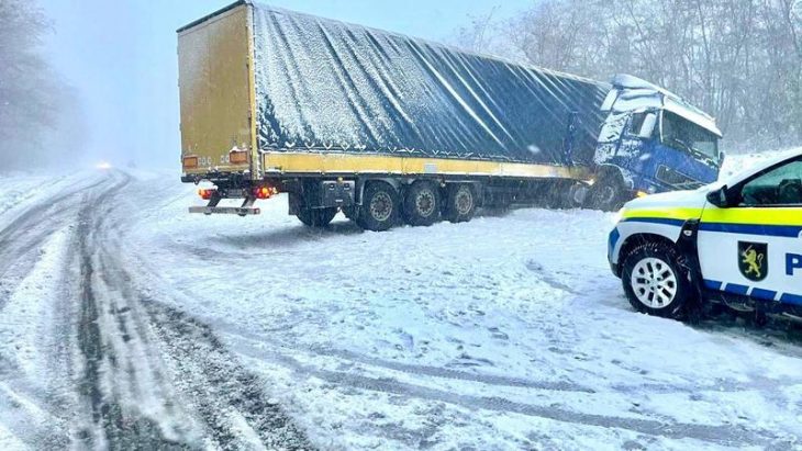 Un TIR a derapat de pe șosea, la Călărași: O bandă de circulație, blocată