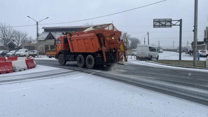 Drumarii, mobilizați pe traseele naționale pentru siguranța circulației în condiții meteo dificile