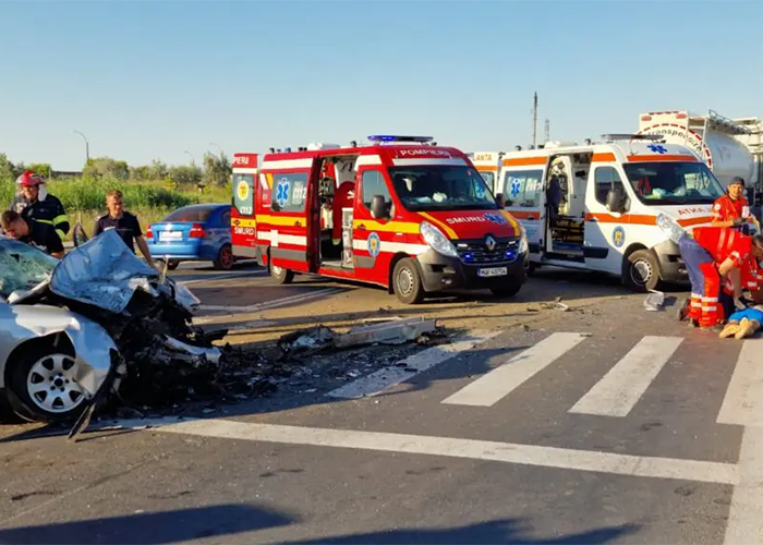 Accident în România: O autocisternă și o mașină, înmatriculate în R. Moldova, s-au ciocnit